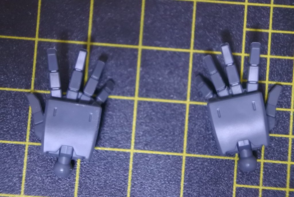 平手パーツは指の間にある余分なプラをノコ等で出来る限り削ってみました(右が加工後)。