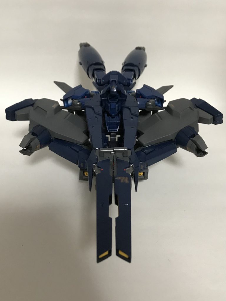 セラヴェイトアーマー単体で見ると要塞のような形状です。