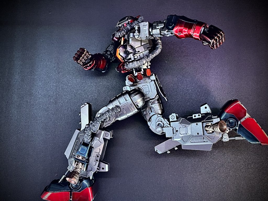 とりあえず切らずにそのまま、転がってた猫の手の柄部分で皺をつけてみる。意外と適度な太さと摩擦感...いい感じ。1/2にしたらちょうどよさそう...うん。あれ、意外と簡単？？　あ、端の部分が裂けてきた...。こういうのはほおっておくと破れが進行するから大きめに切り落とす！（ﾆﾔﾘデブリ対策とのことだからシワシワなのは違うのかもしれないけどそんなの無理なので、思い切りシワシワにしてやりました。うん、OK、好き。