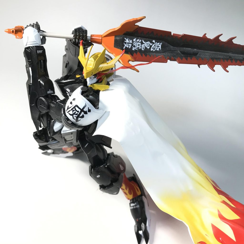 背中にある滅の文字は見えなくなるのであえて肩に描いてみています。それと刀にも鬼殺滅殺の文字を書いてそれらしく。あとは特徴の金髪に赤の差し毛を、それと炎の模様をスネとマントに描き劇中のシーンを再現