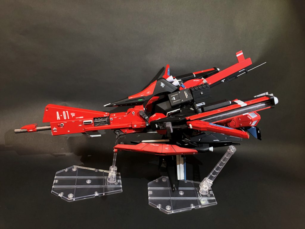 ただ、この形態はとにかく重いし関節もヘタりそうだしで保持が非常に怖いです。パーツの擦れも気になるため変形させるのにはとても気を使います(汗シュトゥッツァーの作例で変形可能なものを見たことがない理由がわかりました…。