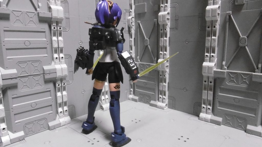 バックパックの3mm穴もそのまま。パーツ類で埋めると塗装後の塗膜で着脱し難くなるのと、あまり背面向きでポージングさせないため。