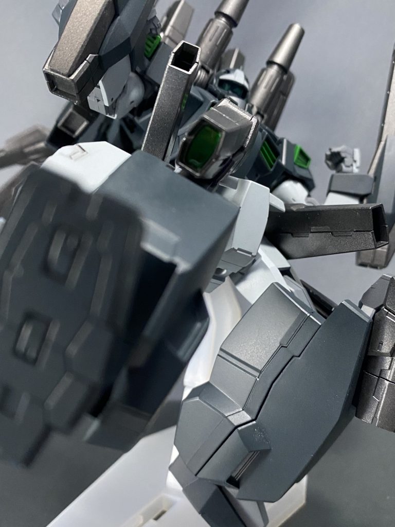 しかしこの機体最大の必殺技は、一方向にぶっ放したキャノンの反動を利用して繰り出す「16門キック」が真の(裏)必殺技。なので、ジャイアントガンキャノンの読み方は最初の「ジャ」にアクセントを付けて、ジャ↗︎イアント↘︎ガン⤴︎キャノン⤴︎と読む事。このネタがわからない良い子はお父さんかおじいちゃんに聞こう。