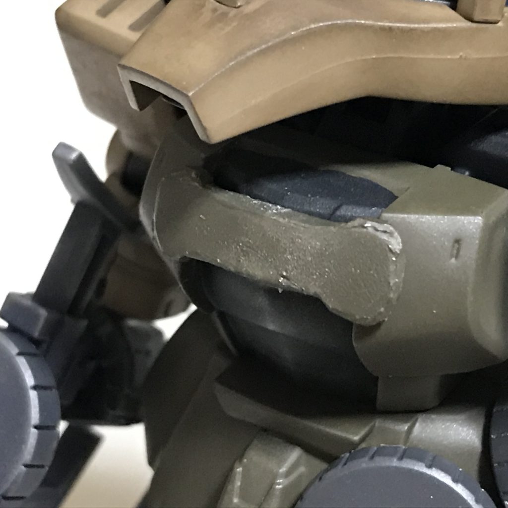 胸の追加装甲は、ビームサーベル系の柔らかいランナーのタグから切り出しました。雰囲気だけで十分です。