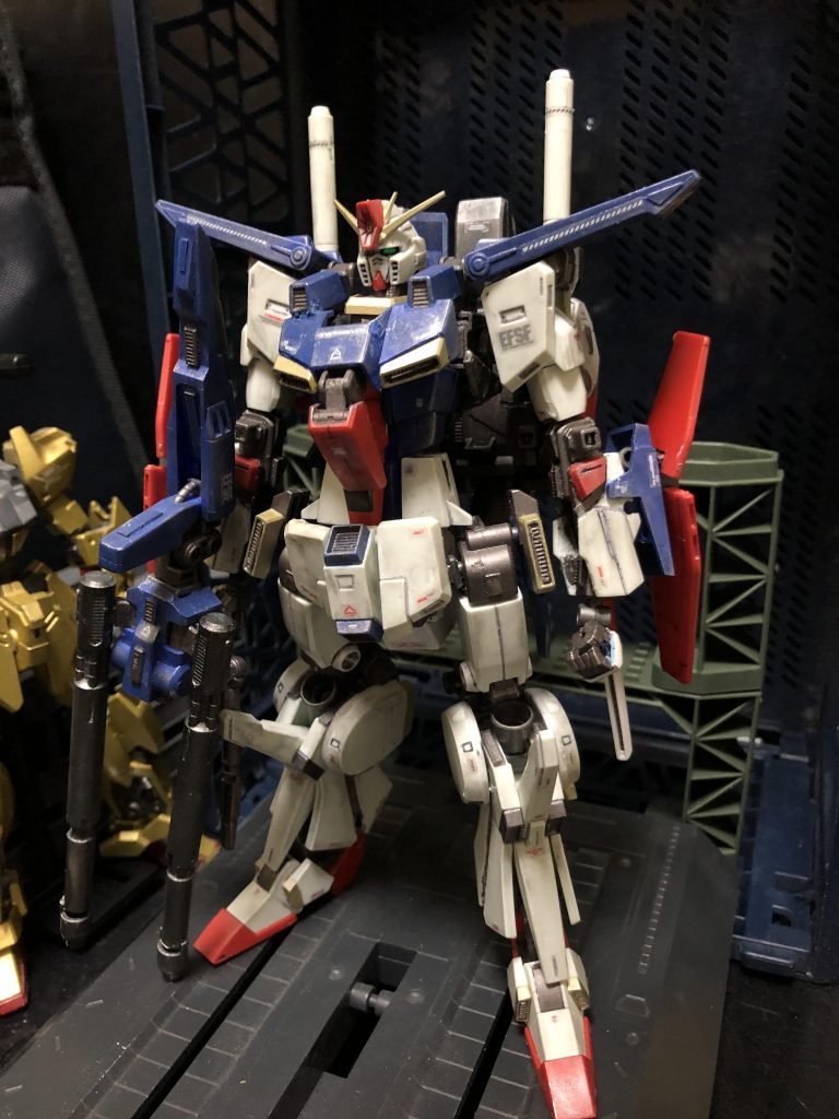 oyz「ご苦労様です。ブライト艦長殿。」ブライト「マスク...!?貴方は?」oyz「直接お会いするのは初めてかと。私はGUNSTARDOM可変開発室 室長のoyzと申します。以後、お見知り置きを。」ブライト「AEの技術者という訳か。」oyz「ええ、今はそうです。今回はHG改造の完全変形ZZガンダムの説明に来ました。」ブライト「...?改造?」oyz「ええ。なんせキットのままでは分解して差し替えして可変はめちゃくちゃ大変でしたからね。」ブライト「可変は分解して差し替えだと...?わざわざ艦内で出撃毎に作業をせねばならないというのか!?」oyz「ええ。キットのままではね。」ブライト「毎回、状況に応じて手動で形状を変えるなど出来るものか!いったい現場をなんだと。」oyz「そうでしょう。ですのでその様な事が無いよう完全変形にしておきました。」ブライト「そうか...ありがたいな。ところでキットってなんの事だ?」