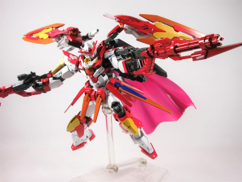 GNシンティラガトリング主に左手に装備するガトリングこちらは連射性、貫通力、取り回しにおいて優れており4つの砲門から低出力のビームを高速で連射することで攻撃する。基本的には一発一発の威力は低い為その取り回しの良さと弾幕形成によって高速で移動する敵機の動きを阻害または牽制することで次の攻撃を通しやすくする目的で使用されることが多いものの、単純に使いやすい射撃武装としても充分な性能を持つ。名前のシンティラはイタリア語で火花を意味する。