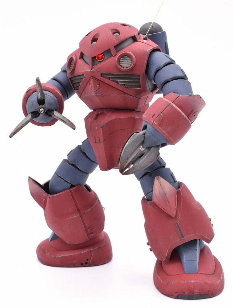 正面から。モノアイはメタルパーツ&ガラスパーツ、手の平のメガ粒子砲にもメタルパーツを使用。全体的にドライブラシとスポンジチッピングでウェザリングを施しています。