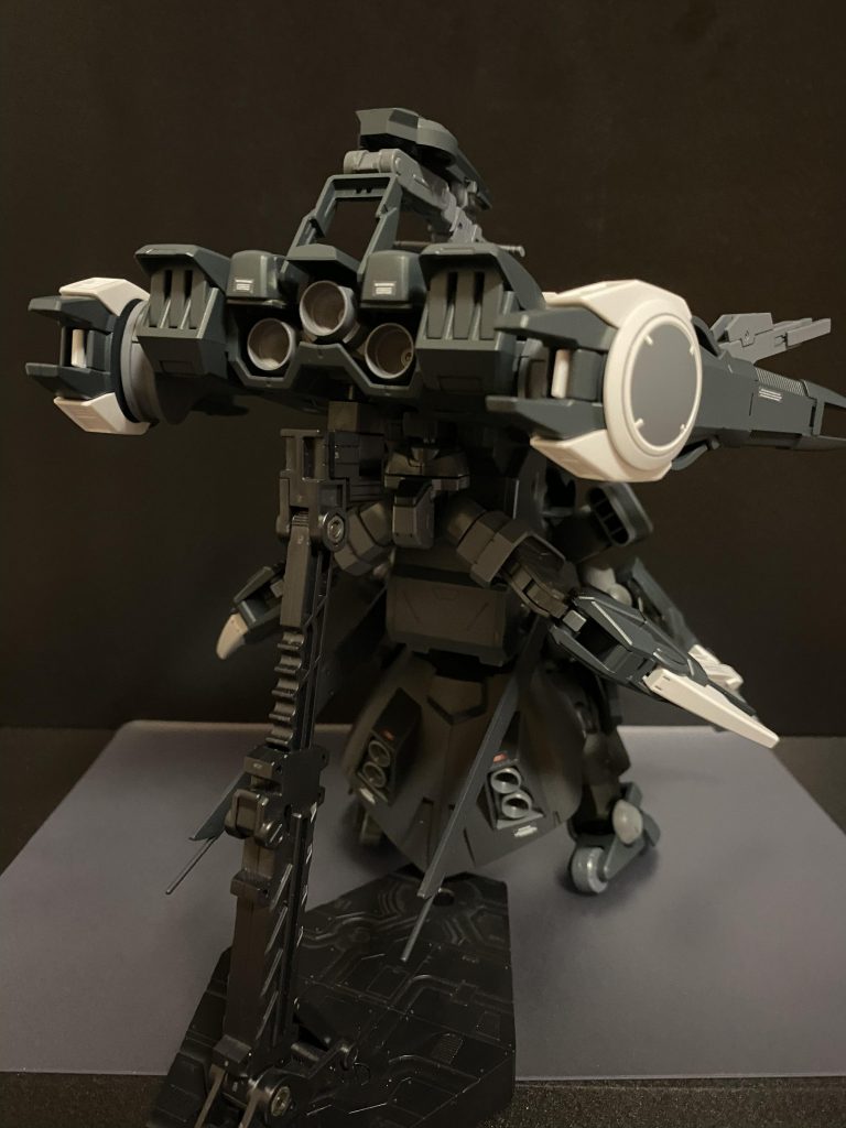 後ろから、まるで武器庫を背負っているかのよう。グリモアアドバンスは、このスティングレイユニットと一つになることで、火力、装甲、機動力この三つを、高い水準で得ることとなった。