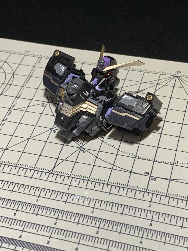 ボディもプラ板で情報量UP肩アーマーはマスキングでラインを追加