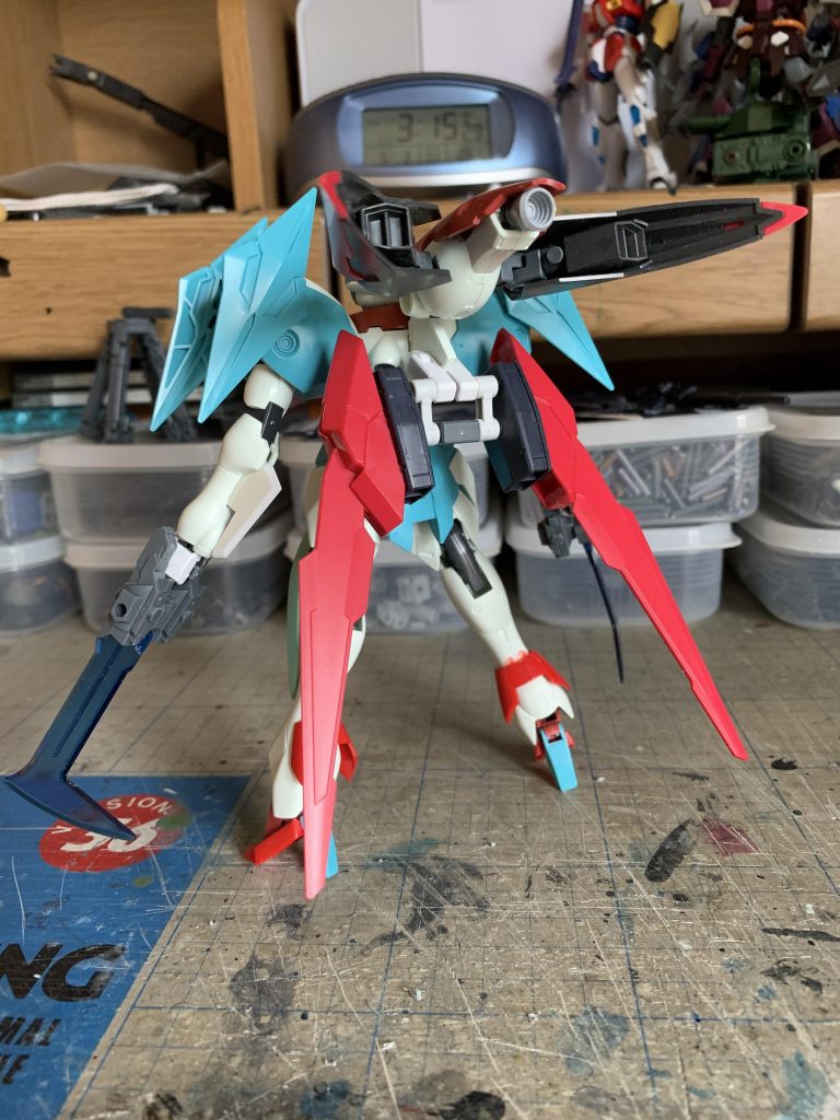 バックパックも色々なジャンクパーツの集合体です。武装はガンソード二丁用意しています。ガンソードは煌ギラーガのクリアパーツとバインダーガンのハンドガンなどで作りました。バインダーガンは買えば買うほど、ハンドガンと持ち手部分が余ってくるので、多少は消化出来ました。