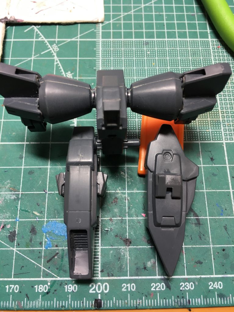後部の可動式メインスラスターは左右にジャンクパーツを貼って形状変更。使用したのはホビーベースの「極め手 角・ハンド」で余る手甲です。 上部の丸い凹モールドは1mmピンバイスで開口しました。