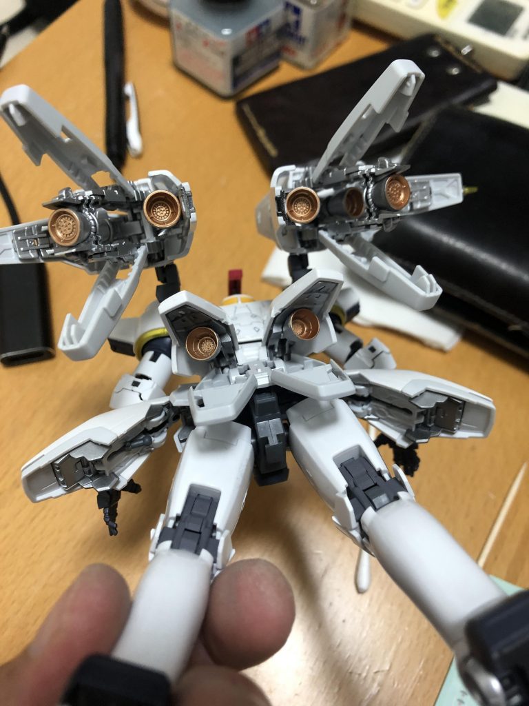 ブースター自体は銀にして、ノズル内部を銅にアクセント。終わってから、ブースター内部の白色部分をメカサフとか吹いたほうがよかったかなと思いました