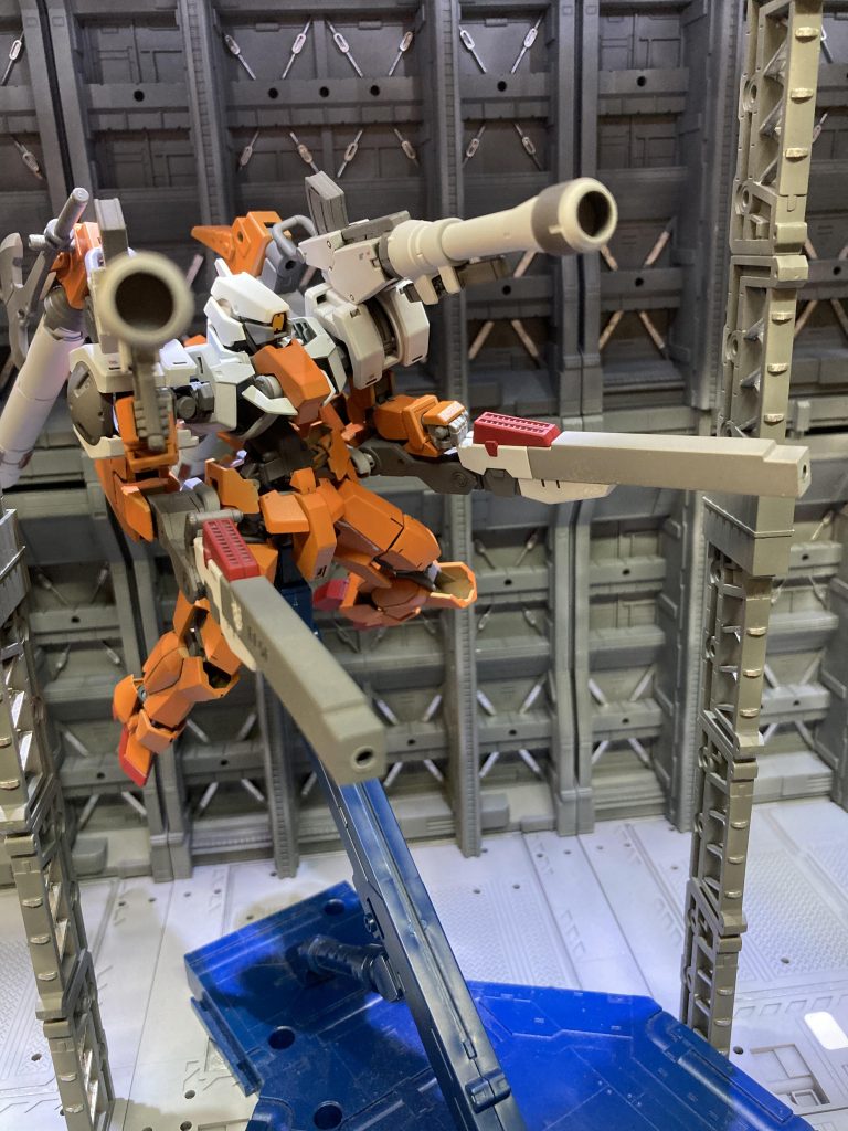 エアブラシを買って初めて作ったガンプラ。腰部のレールガンはレバーで構え打ちも可能肩部のバズーカも手で保持ができます