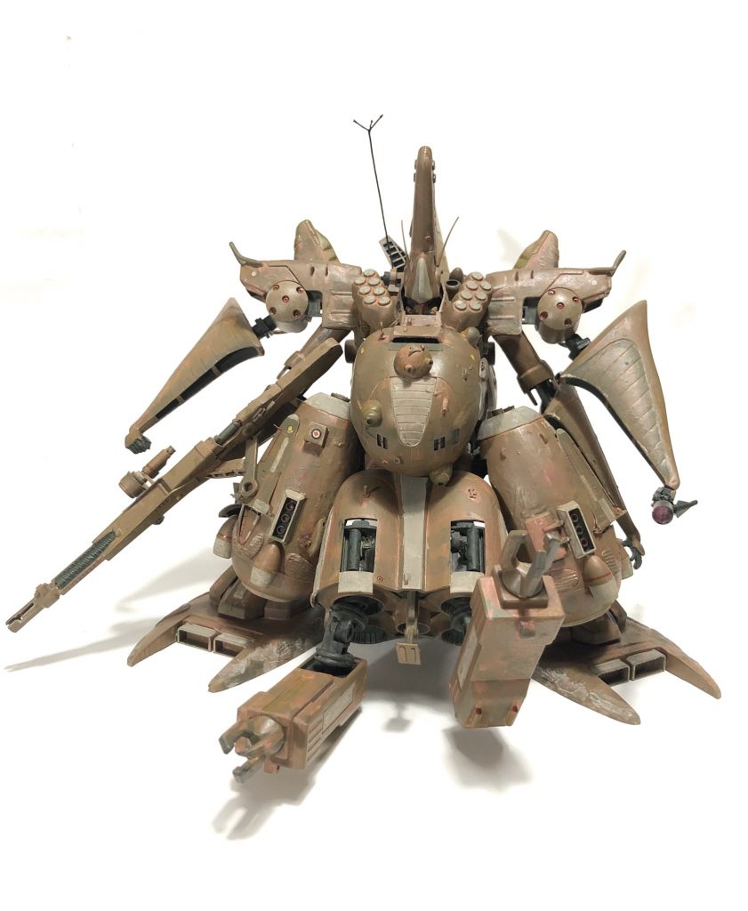 まえビームスマートガン×1を主兵装とし肩部7連装クラスターミサイル、胸部152mmツインライフル砲、スモークディスチャージャー、シュツルムファウスト及び各種オペレーションシステム等装備。この超巨大MSは豊富な武装をバイオコンピューターによって完璧に制御しその火力は戦艦に匹敵する事から「ドレッドノート級MS」と定義される。