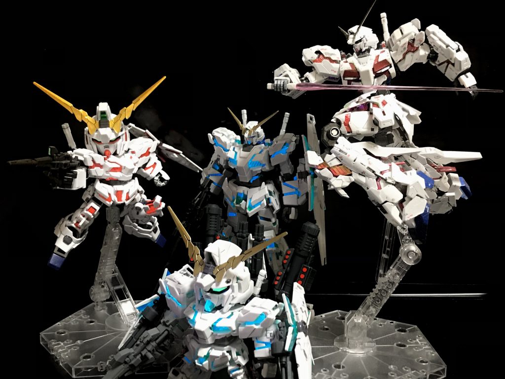 家にいるユニコーンたちと。あと職場に3機（RGの光るやつ、光の結晶体、HGユニコーンモード）、収納箱に1機（MG）あります。ユニコーンも、なんぼあってもいいですから！(^^)