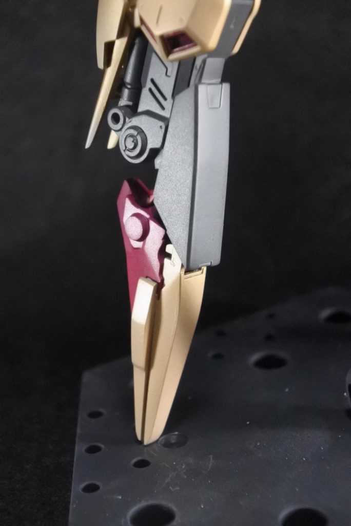 足部はガデッサを使用して個人的に好きなスタイルに変更。脹脛はジョイント隠しも兼ねてジャンクを接続してあります。