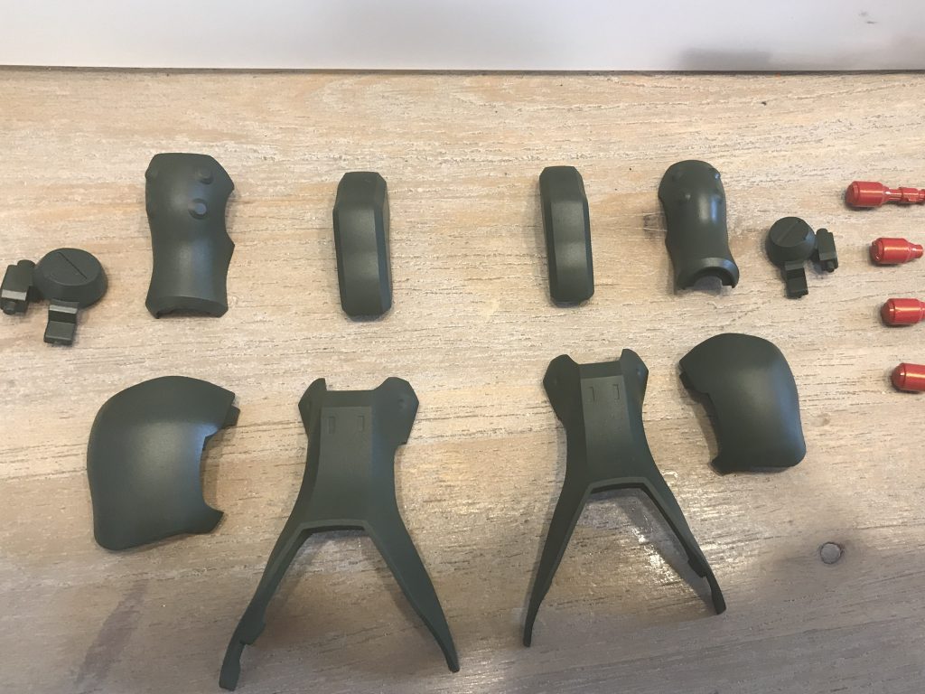 ミリタリー用の塗料から、好みのものを選んでいます。最初から艶消しのかかったカーキでした。