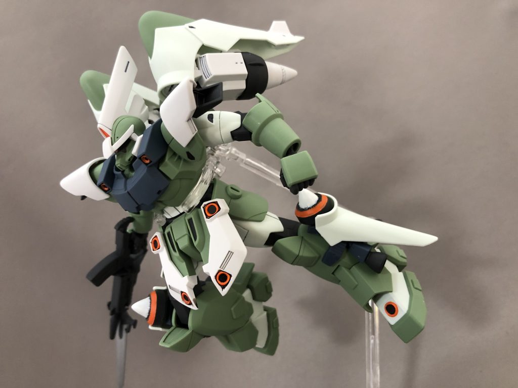 スタイルだとか可動域だとか合わせ目だとかは昔のキットなので致し方ないですがオレンジの配色が結構細かくて筆塗り弱者には辛い!でもその細かいオレンジがかっこいいんですよねぇ。頑張ってシールなしで塗り分けました!無印SEEDザフト系MSの最新フォーマットHGとか出す気ないですかバンダイさん?...ない?そう...。