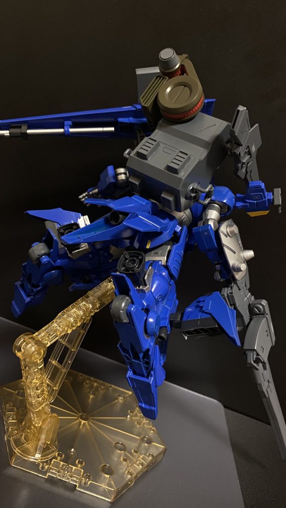 合計三基のジェネレーターによる推進力は、脚部脇のフレキシブルスラスターや、大型のスラスターなどにより、機体単体での飛行をも可能としている。さらに、シールドブースターも併用した機動性能は、MSとは思えない異次元の機動を実現する。