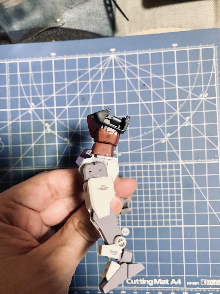 仰反ると胴体下部が手前に移動、上部は胸から外れて伸びた感じに可動します。