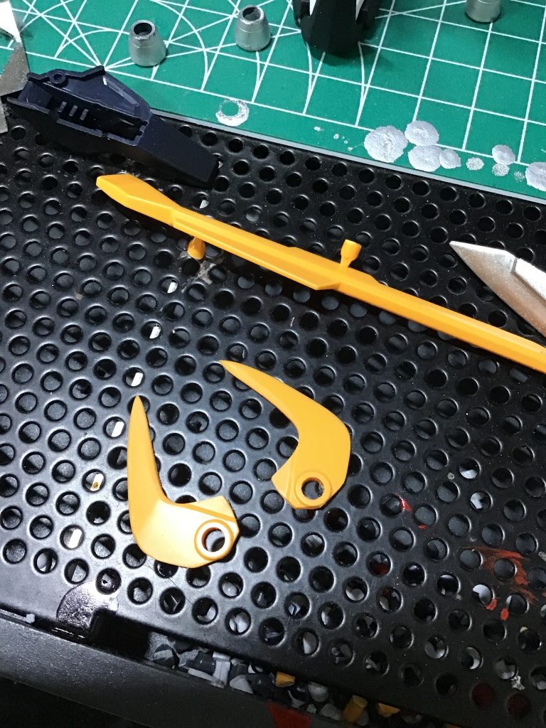 ルーセットの爪状の部分はもっと角張った形状だったのを、より爪っぽくなるよう、削って丸いラインに変更。