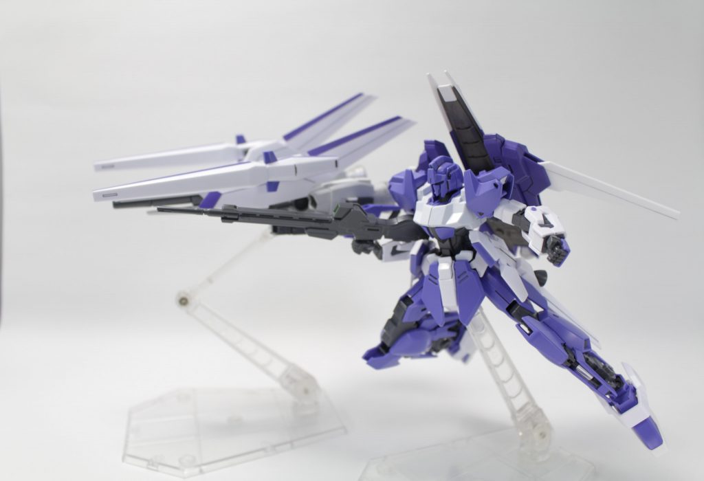 前述にもあるようにシールドブースターは背中に付けてブースターとして使用可能。奥のメガライドランチャーはデルタカイのバックパックとバインダーガンを取り付けてます。ここだけの話、デルタプラスのボックスアートを参考にポージングしてます...