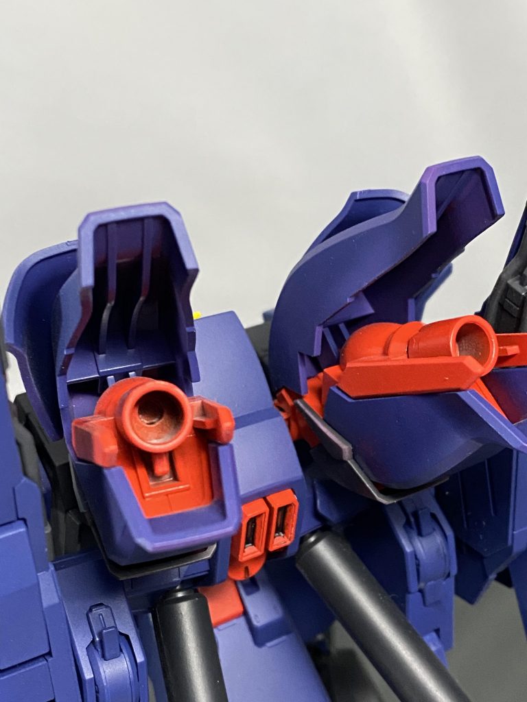 一際目をひく背部バインダーは擬似アンチサイコフィールド発生装置。一種のチャフのようなものをばら撒き、対NT兵器への防御を万全なものとする。