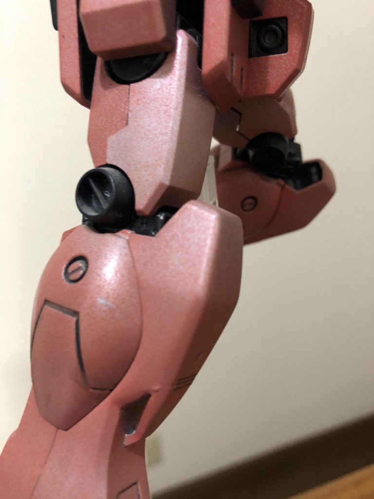 塗装はサフ吹き後、タミヤメタルブラック→シルバー→シャアピンクの順で吹きましたが、缶スプレー塗装の基本の20センチほど間隔を取り吹き付ける方法は無視し、50センチほど離して塗装のミストがツブツブ状にパーツに乗るように塗装しました。よく見るとブラックもシルバーも少し透けて見えます。この塗装方法は新聞に掲載されてる写真を見て閃きました。