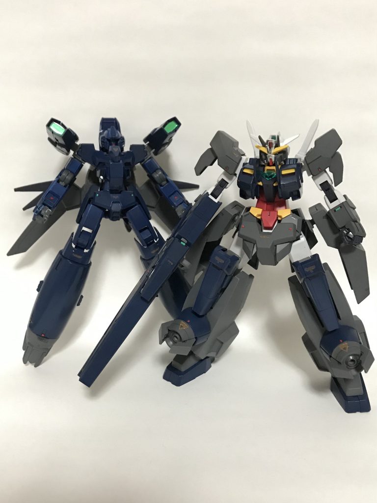 セラフィムは足がブースターなので、歩けませんが、地上ではホバーで移動。セラフィム側に太陽炉が搭載されており、トランザムも可能とする。