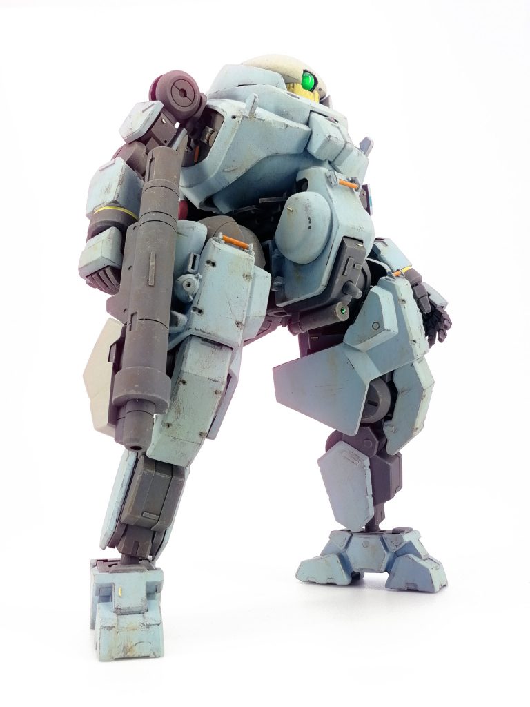 胸と首後ろの赤は光学式アクティブ防御ユニット。自動制御のレーザーで迎撃する他対歩兵戦闘にも使用される。緑は光学系センサー。股間部はセンサーユニット。頭はヘルムヴィーゲの襟にヘルムヴィーゲの肩装甲フレームを上下で2枚貼り合わせたレドーム部、顎状の黄色い部分は30MMアルトオプションアーマーの鉢金部分を削り込んだもの。目用のレンズはクリアランナーをレンズ上に削って10000番まで磨いたもの。中にミライトを仕込んで発光するほか3ｍｍ棒に2.5ｍｍの穴を開けて蓄光素材をレジンと練ったものを仕込んでいるので紫外線でも数分自力発光します。胴は大体グリモア。襟を裏打ちして削り込んで根本付近の上に広がる台形を窄まる台形にしつつ頭を乗せる形状に成形。腹の球体を1/3近くまでカットして首のラインと一つの球を描くようにイメージした感じに胴に埋め込み。胸前面の突起をカットしてサイドスカート基部のブロックを移植しデザイン変更。股間部はスカート基部を丸ごとカットしてジャンクパーツで調整。フンドシ前部左右の膨らみはグリモアスカートの丸いスラスター基部を使用。尻の追加パーツはゲイレール頭部、リアスカートとガンダムフレーム胸部。足はガンキャノン初期型の肩にゲイレールの足を短縮したものを繋げてバランスを調整したもの。太腿左右のカバーは獅電の脛装甲。接続部分で2mm幅増ししてます。太腿横の装甲を後ろに大きく伸ばしてシルエットを変更。フレームもグリモア足首とケンプファー下腕のパーツで可動範囲ギリギリまで延長する感じに変更。膝関節左右を薄く削ったグリモアの足首カバーで幅増しして装甲ぎりぎりまで詰めました。足首は前後逆にしたので後ろの方が長いデザイン。腕はゲイレールの物をベースに上腕装甲延長、肘の装甲無くして接続穴を埋め。下腕装甲はディテールが凸より凹の方が好みだったのでグレイズの物に変更して内側をカット。手首装甲をゲイレールフレーム太股付け根のリングに変更。肩はガンダムフレームの装甲接続部をカットした物。手首はジェノアスの物をベースに手首装甲をデザイン変更。武器持ち手の甲薄いの気になるので1mm幅増し。指側の武器との干渉部分をカット。平手は親指を細くした他少し平ら過ぎるので各指と指尖球部分でカットして角度調整。全身の各部を戦車キットジャンクやプラチップでディテールアップ。塗装はフレーム色のメカサフヘヴィまでエアブラシで塗装し、ファレホでドライブラシとスポンジチッピング、オイルブラッシャーで汚しを軽く入れた後一度クリアでコート。その後メイン色のフランカーブルーや差し色のイエローとオレンジをファレホで筆塗り、塗料の剥がれをファレホエアブラシシンナーを沁み込ませた筆や楊枝で擦り落として実際に剥がすことで表現。さらに油彩やウェザリングカラー、パステル等で汚しを描き込んでいきました。最後にマッキーペイントマーカーで金色を挿して完成。