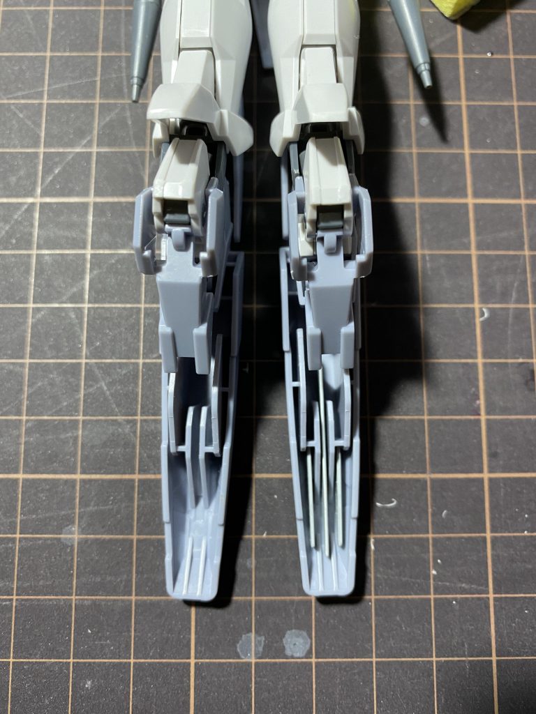今回はAGEキットのミキシングなので難しい工作はありませんでした。少し脚部が少し寂しい感じがしたのでプラ板でそれっぽくしてみました( ੭˙꒳ ˙)੭