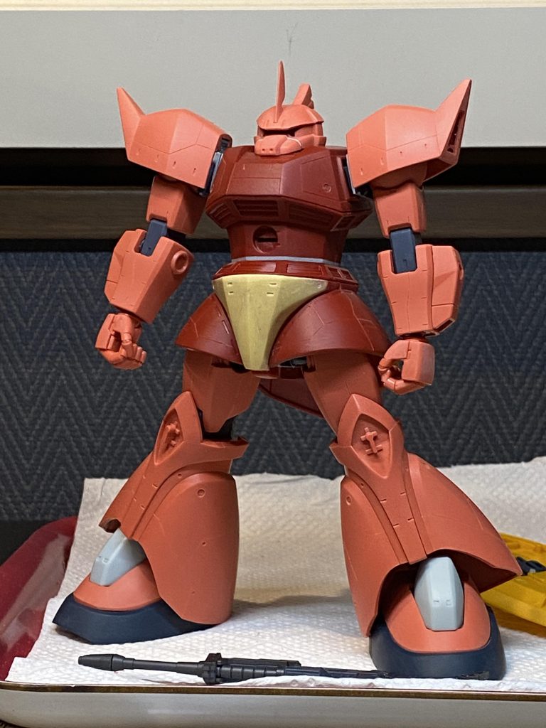 足の甲はグフフライトの余剰品、股間部はエロパテ、肩に蛇腹状のスペーサーかませています。