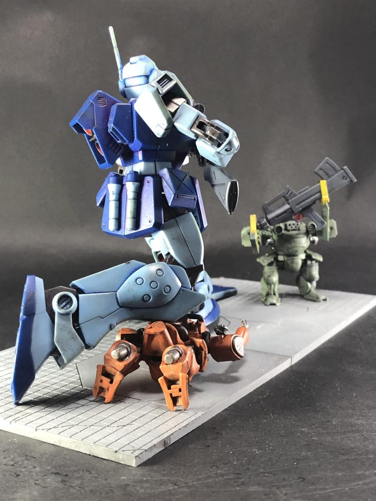 ジムスナ2いさんは、素組、関節は水性ホビーカラー の焼鉄色で塗装。ウェザリングマーカーで全体的に汚しました。ライフルはもっと長くてゴツいのにすればよかったです。