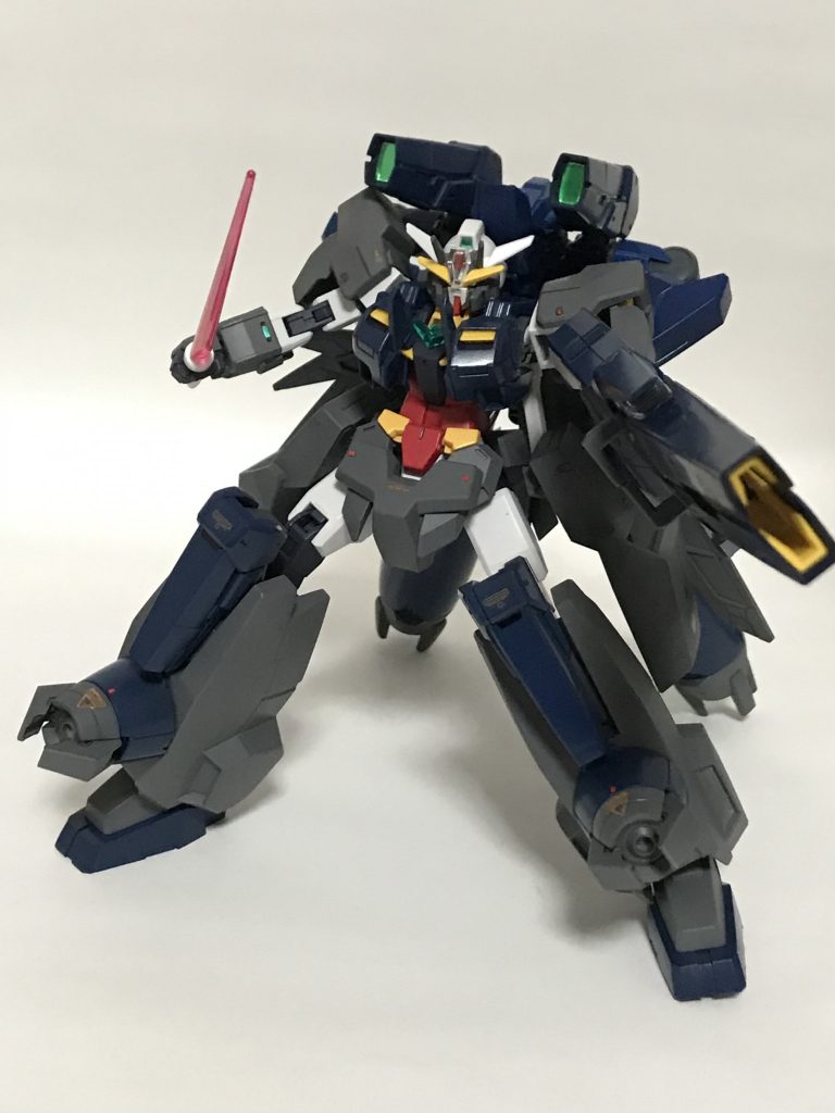 コアガンダムに搭載しているビームサーベルを装備。