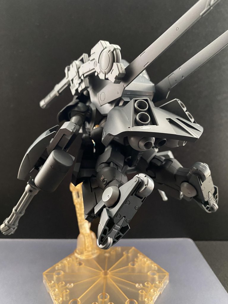 空間戦型を後ろから、本機自体は例によって、増強された出力も、ほぼ全て駆動系にまわされている為、やはりビーム兵装は使用出来ず、実弾兵装のみである。スプレービームランチャーコンテナ左側に装備されているこの兵装は、小型ジェネレーター(後ろの円形部分)を搭載している為、本体からのエネルギー供給を必要としない、外付けビーム兵装。1ショット120秒とチャージに時間がかかる為、使い所の難しい兵装である。あと、とても重い。