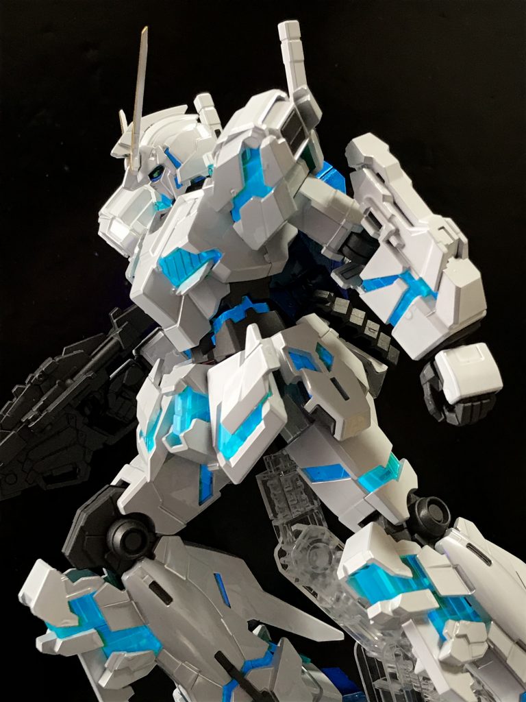 ブラックライトで光らせた状態。