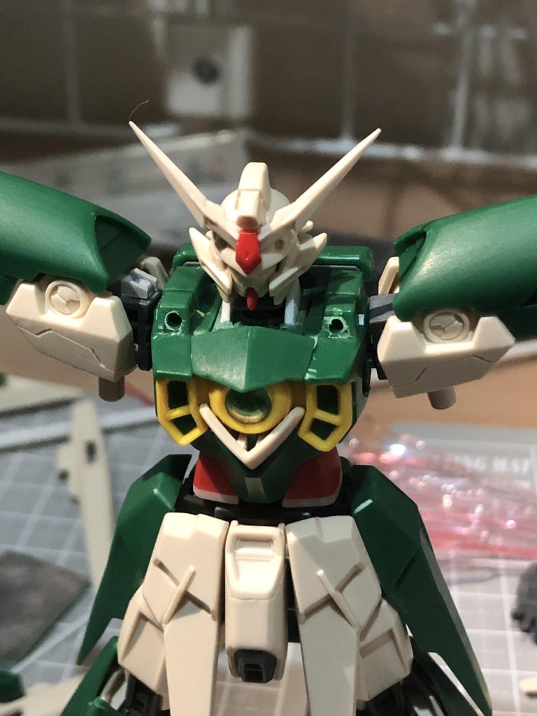 肩部のジョイントや首周りはプラ板でディテールを追加し、スカスカ感を埋めています。