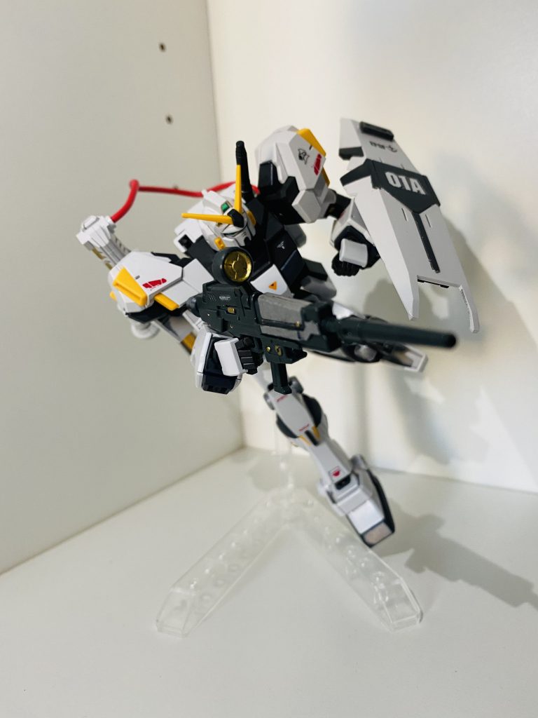 ハイパービームライフルを構える4号機。本キッドは、ペイルライダー(亜空間仕様)からの流用が多く 武装、プロペラント・タンク、各部ジョイント等であり、ハイパービームライフルも例に漏れない。