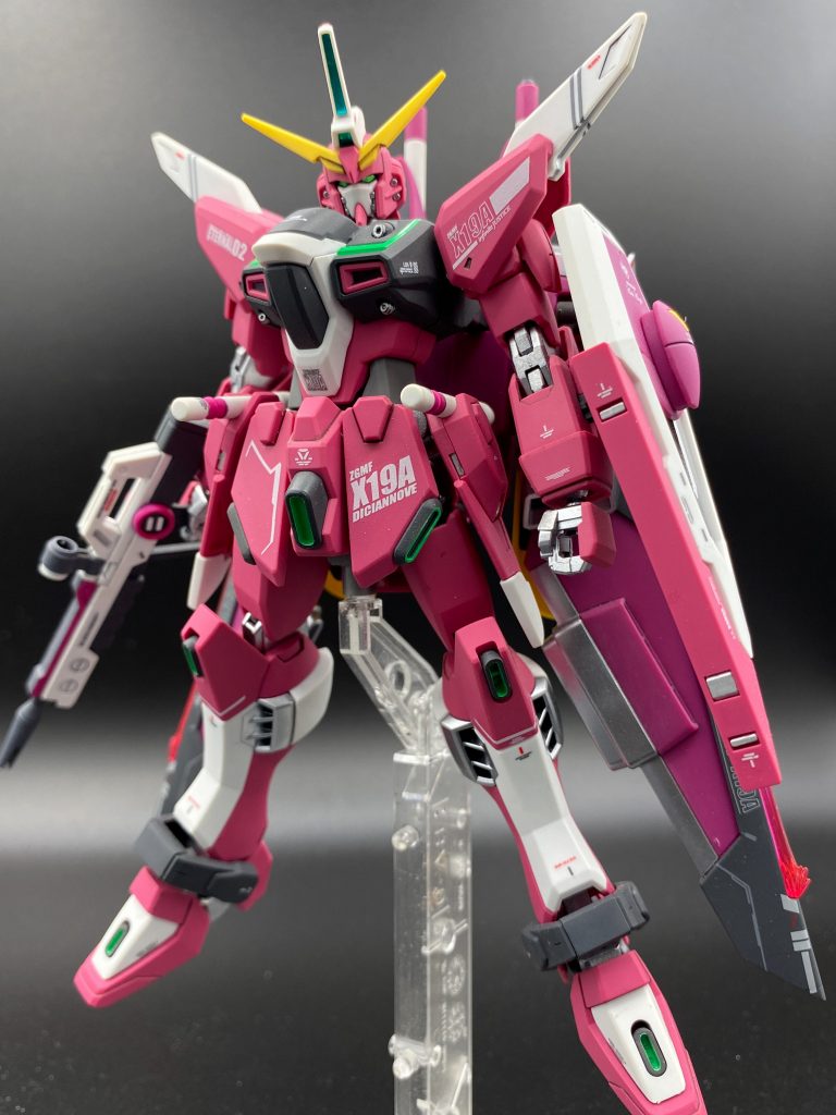 面出し、適度にシャープ可等の工作白、赤系2色は成形色、それ以外は塗装しています。