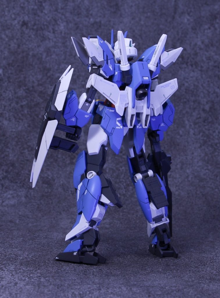 初めてエアブラシで塗装しました。缶スプレーより圧倒的にマスキングがやり易かったです。センサーやカメラアイは最近発売されたガンダムマーカーのルミナスグリーン。メタより綺麗...!