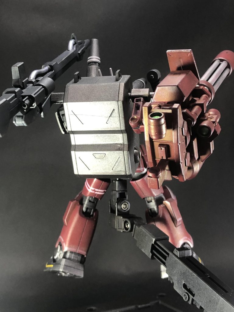 背中から。あの中は弾薬いっぱい入ってます。撃墜されたら、むしろ、大惨事です。