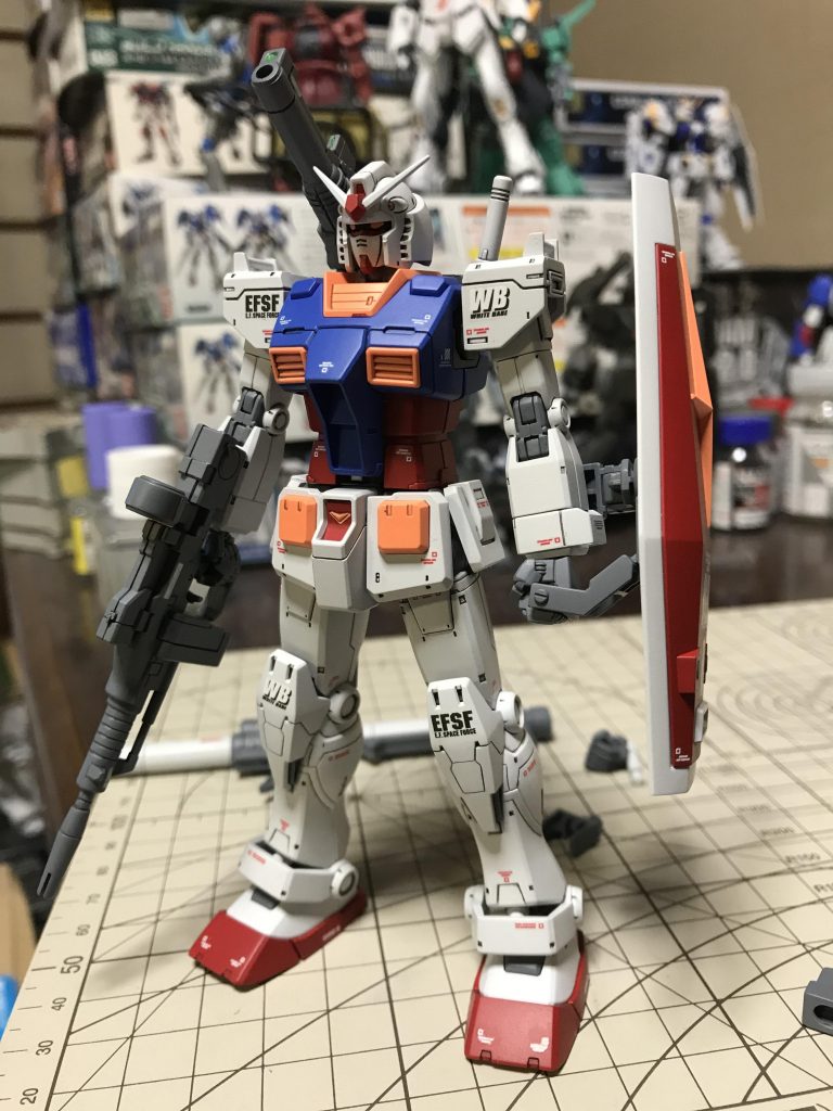 初期型のライフルとキャノンを装備。     胸の初期型パーツは手抜きで作ってません。  コンパチなのですが、組み替え時に塗装が禿げそうで怖いので中期型固定にしてしまいました。