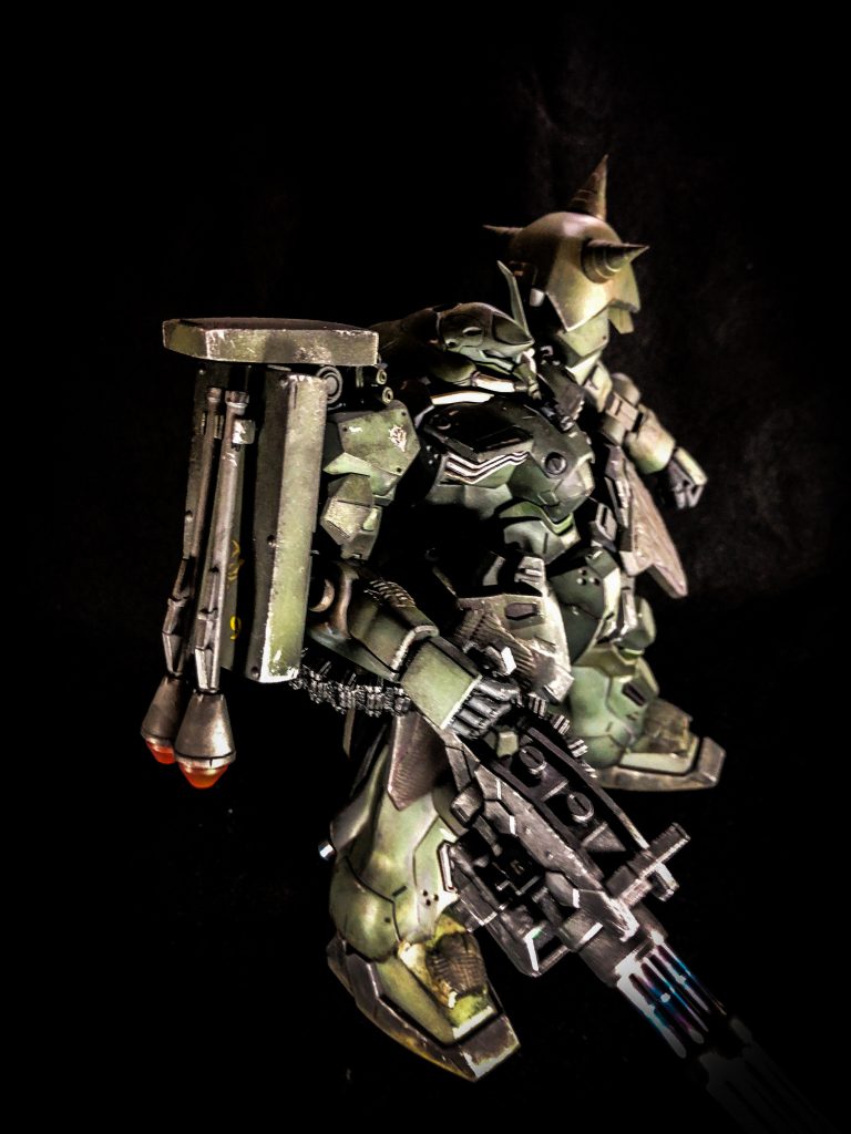 右肩にスモークディスチャージャー、左肩には大型スパイクアーマー、腰等にはツインメリットコーティングを施し、より実戦的な装備となっている。