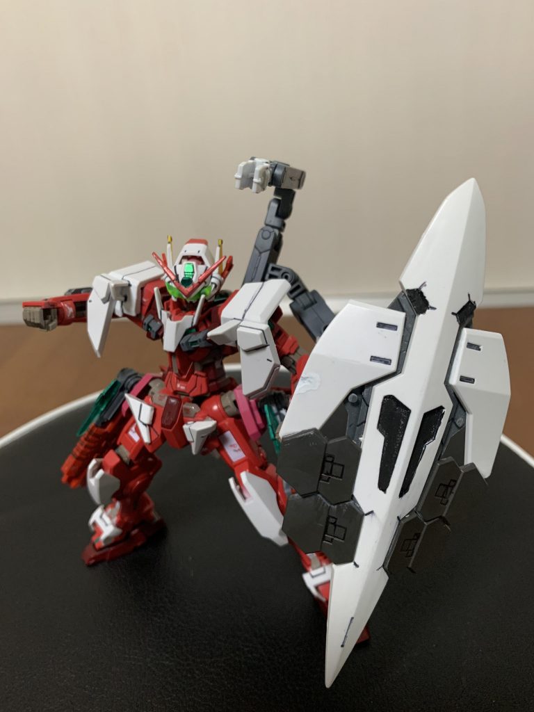 追加武装その3 GNアーム&GNハイパーシールドGNフィールドを発生させることの出来る強力なシールドという設定です。旧100分の1エクシア、フルメカニクスバルバトス第6形態の余剰で作りました。