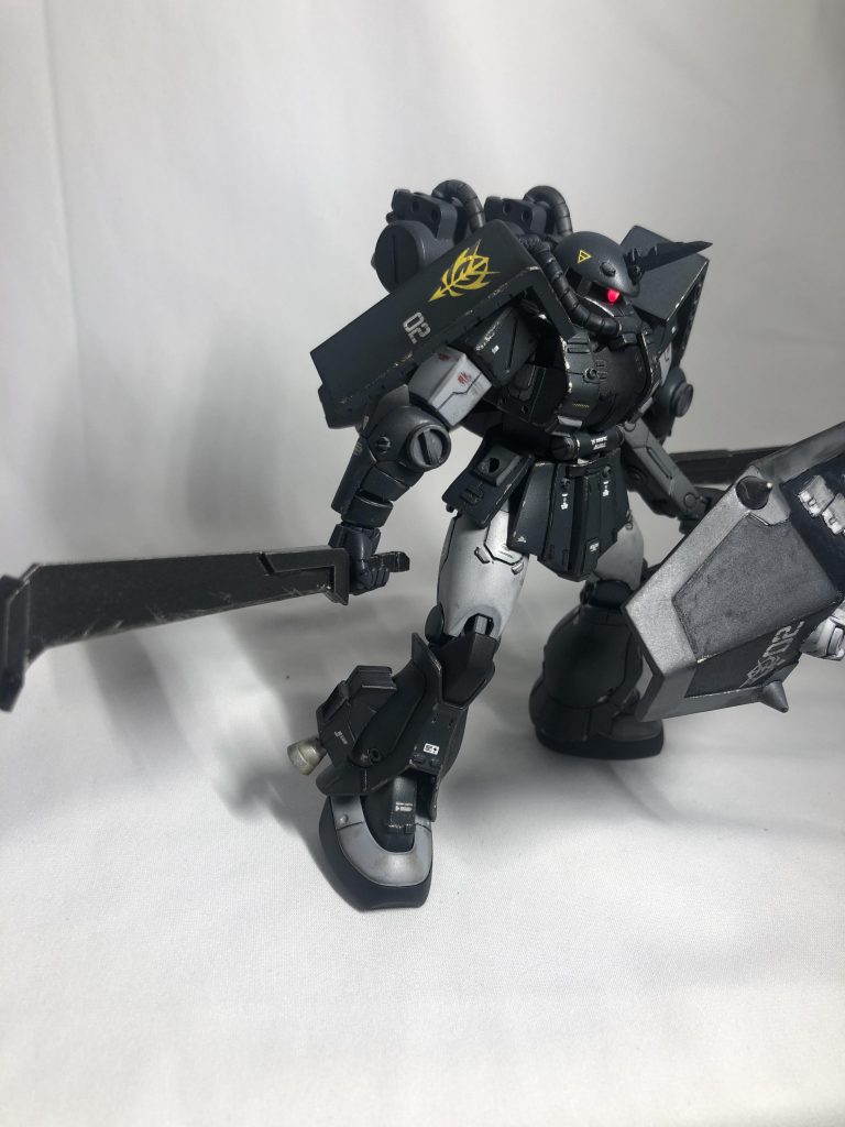 シールド自体は腰からアーム接続なので両手に武器が持てます。スパイクショルダーをやめて両肩ともL字シールドにしたのでここもプラ板でスクラッチしました。