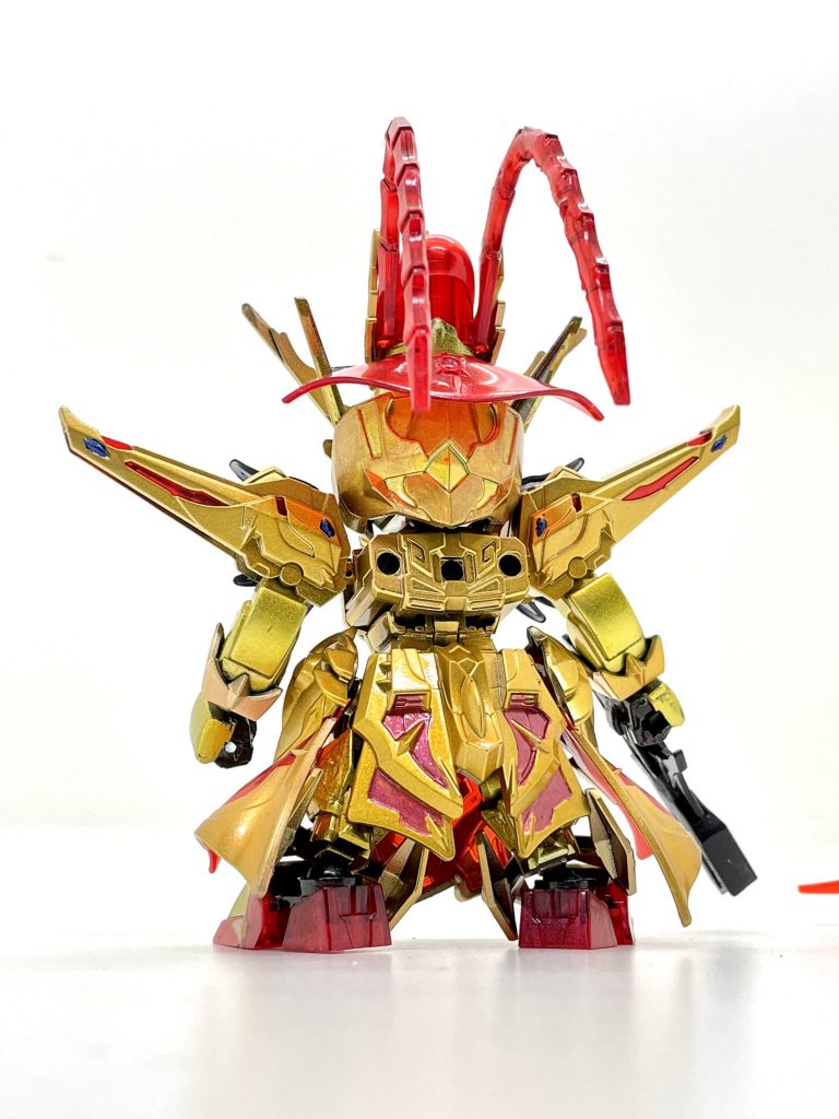 背面(不知火なし)塗装主に水性ホビーカラーで塗装しました。金1: 黒下地→ゴールド→クリアイエロー+クリアオレンジ少量金2: 黒下地→シルバー→クリアイエロー+クリアオレンジ少量金3: シタデルカラー RETRIBUTOR ARMOUR (筆塗り)ワンポイント青: アクリジョン メタルブルー(筆塗り)赤クリアパーツ: 光沢クリアー+雲母堂本舗CCパールレッド炎エフェクト: つや消しクリアー→アクリジョン 蛍光オレンジでグラデ塗装(写真だとよく分からない)ライフル: 光沢ブラック拳等: アクリジョン 黒鉄色ダクト: エナメルつや消しブラックスモークグレーのパーツは無塗装です。金1は最初は普通に水性ホビーカラーのゴールドで済ます予定でしたが、落ち着いた金色にクリアカラーを重ねて、いわゆる「下品ゴールド」に寄せてしまいました。いい感じになりました。今回、塗り分けに初めてシタデルカラーを使ってみました。金色の「リトリビューターアーマー」です。なるほど適当に筆塗りしても結構綺麗に塗れますね。しかも、前述の金1とかなり近い同じ色という。スミ入れは省略しました。メタリックはスミ入れしなくてもモールドくっきり見えるし、モールドの掘り直ししてないし、何より苦手なので。工作
