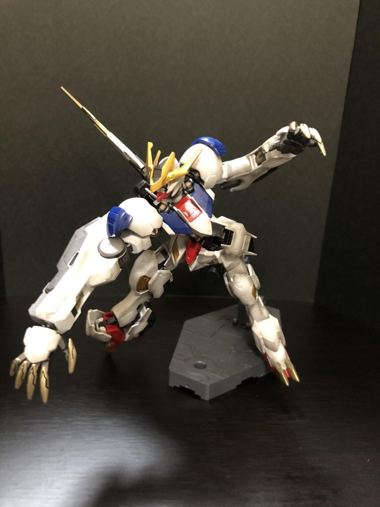 両腕レクスネイル:両腕そのものが敵機を貫く強力な武装！内部にはサブアームが格納され、200mm砲が内蔵されている。