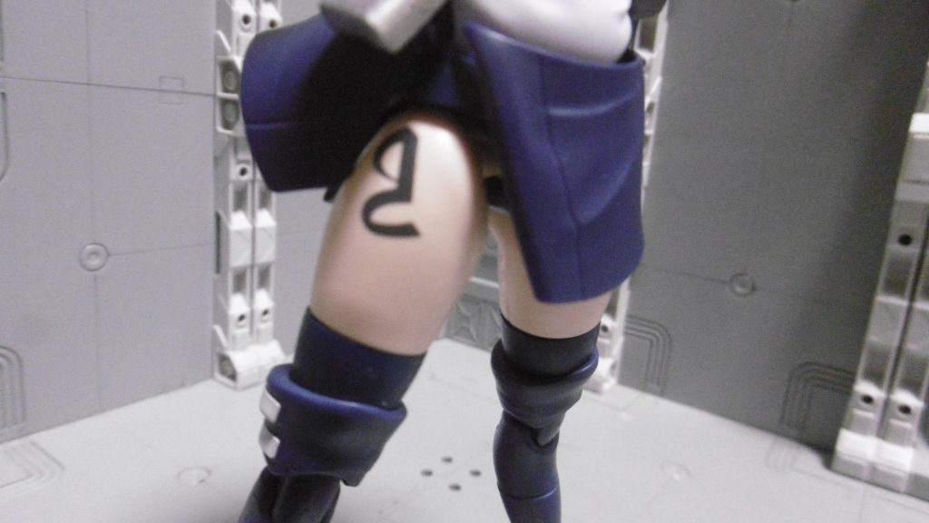 女忍者と言えばタトゥー(?)という事で、右腿に梵字デカール。ダイバールック的にはオシャレアイテム枠で、実際には防御力上昇を意味付けした【持国天】の梵字を転写しています。