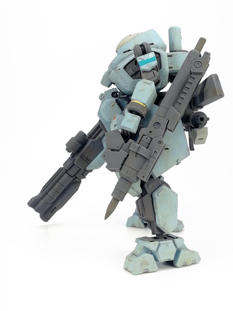 左手に持っているのはパイルバンカーをイメージ。30MMラビオット銃を組み換えてちょっとディテール過多なので穴埋めてグリップ前後逆にして杭をランナーで作りました。