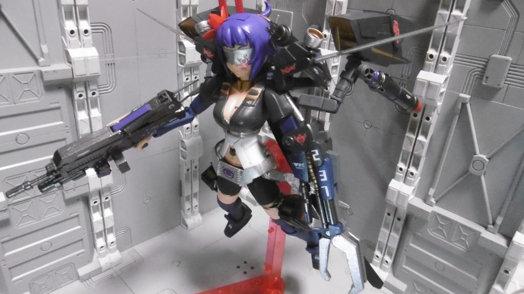 ガンプラバトル想定という事で、今回は武装一覧を。 ビーム・サーベル x3 ビーム・ライフル グレネード・ランチャー ブレード・ウイング x2 ハナヒラ・インコム バスター・クロー クロー・アーム メガ粒子砲 大太刀 換装式ショルダーキャノン(大型ミサイル・ライフル・ガトリング)ほぼ全身に追加したスラスター&バーニアで機動力を強化し、開幕状況によっては大型ミサイルで先制攻撃。距離や相手に応じて換装式の砲身を変更しながら臨機応変に戦闘。撃ち切った武器はパージで軽量化。